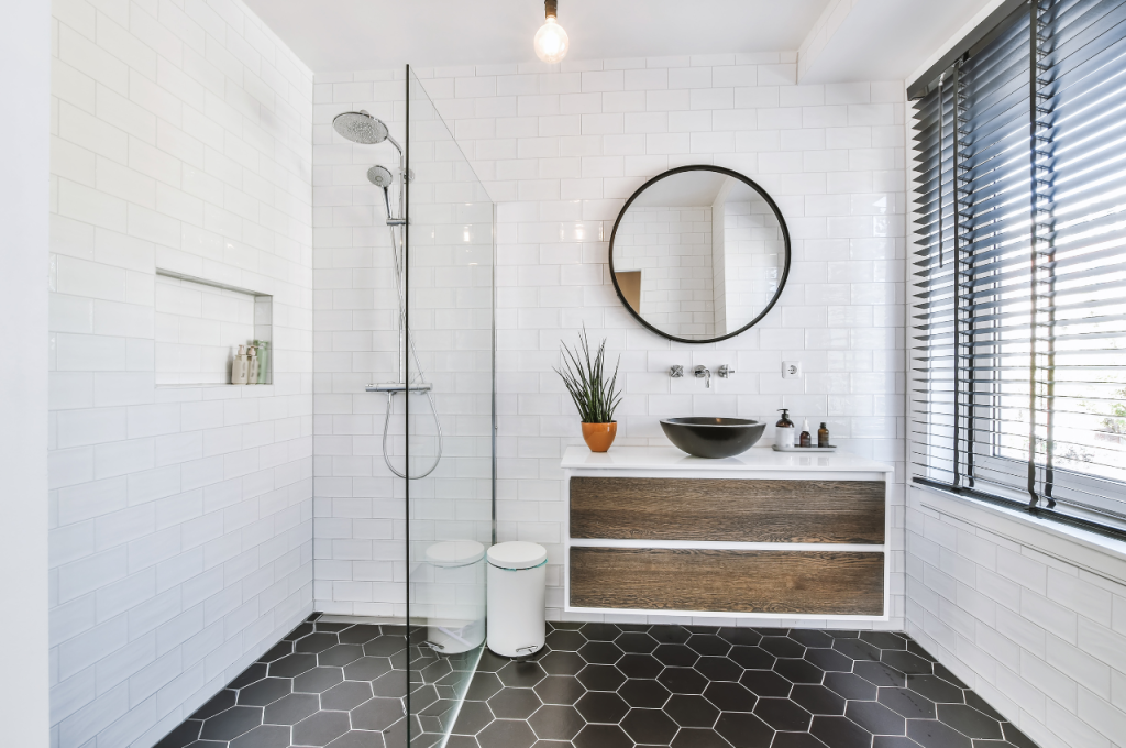 Compact bathroom decoration tips